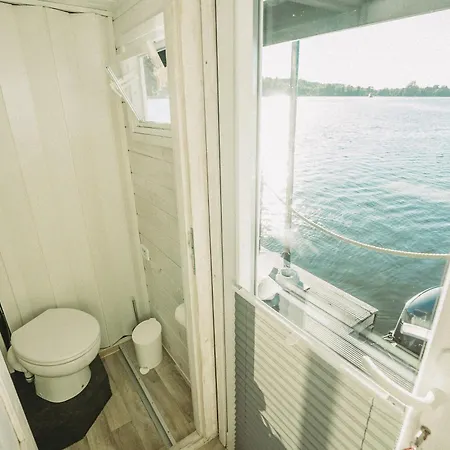 Hausboot Havelbiber 船上ホテル Kolonie Zern