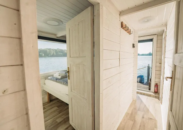 Hausboot Havelbiber 보트호텔 *