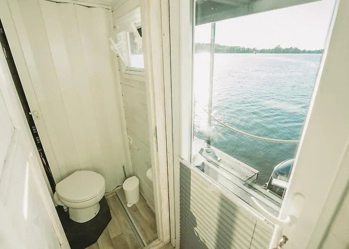 Hausboot Havelbiber 보트호텔 Kolonie Zern